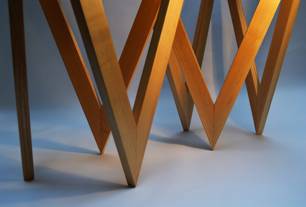 driehoekige houten poten salontafel